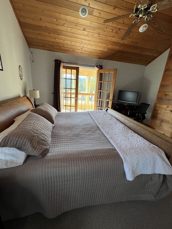 3 bedrooms, desk, iron/ironing board, travel crib