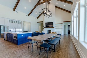 Interior - New Lakehouse - Pool - Golf Simulator - 2 Masters (Bullard)