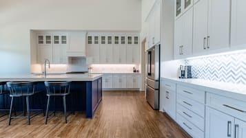 Geladeira, micro-ondas, fogão, cooktop