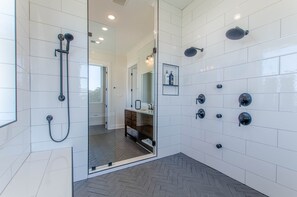 Sèche-cheveux, serviettes fournies, savon, shampoing