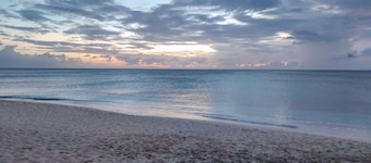 Cozy Beachfront Villa Perfect for 2