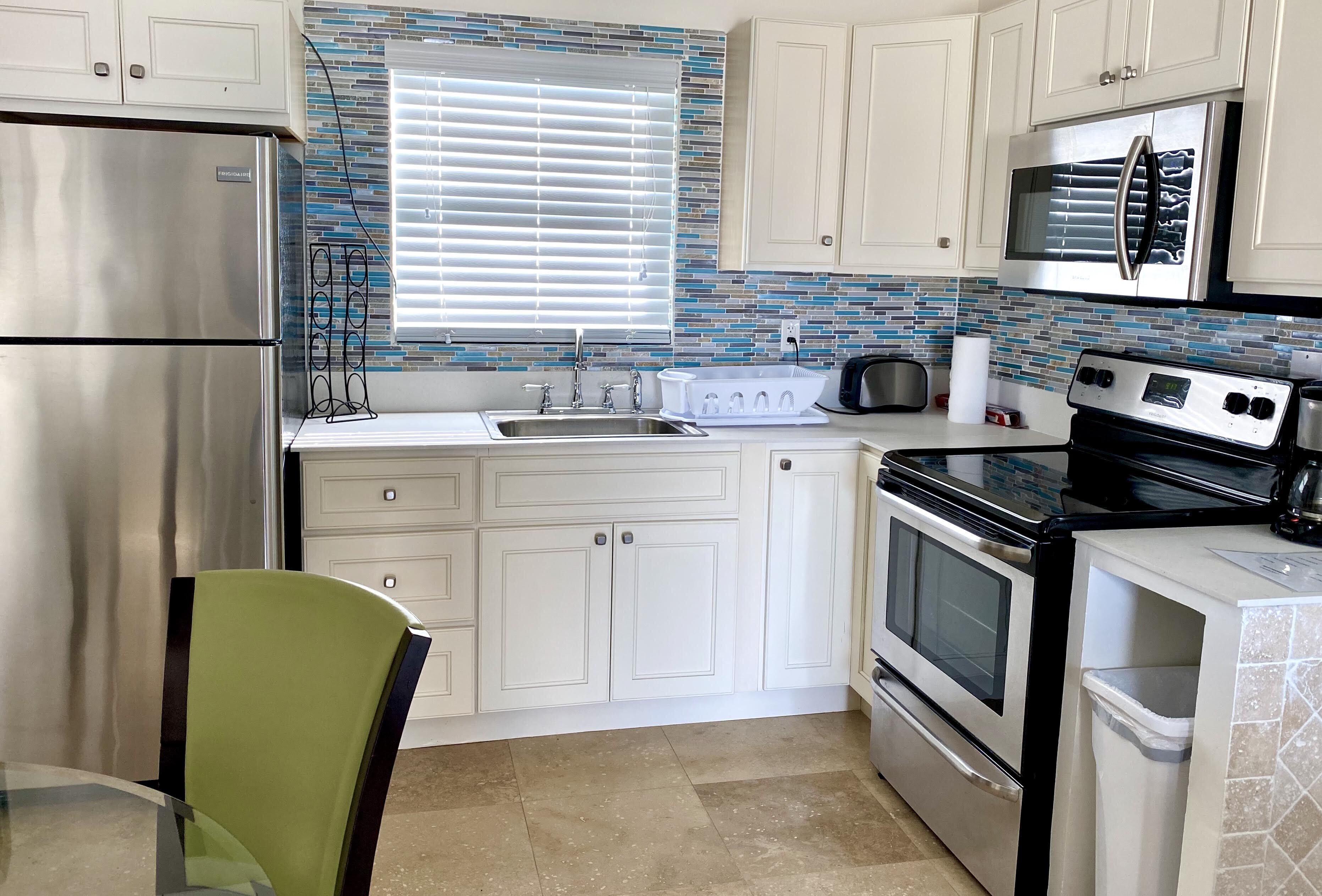 Jääkaappi, mikroaaltouuni, uuni, liesi