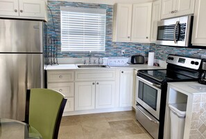 ثلاجة، ميكروويف، فرن، موقد طهي مسطح