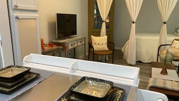 1 bedroom, desk, iron/ironing board, free WiFi