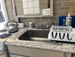 Fridge, microwave, oven, stovetop - City of St. Petersburg - Centrally Located: The Sun & Sand are Waiting for You (St. Petersburg)