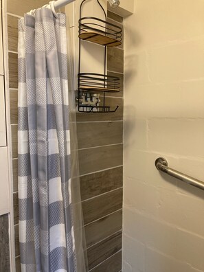 Douche, articles de toilette écologiques, sèche-cheveux
