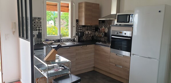 Refrigerador, microondas, horno y parrilla de estufa 