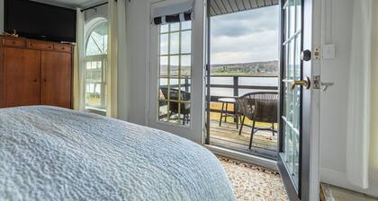 Beautiful Waneta Lake Front Cottage! KAYAKS! Wine Country FLX