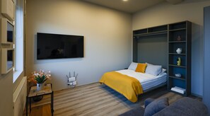 1 quarto, ferros/tábuas de passar roupa, berço de viagem