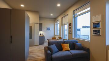 Una Smart TV, un reproductor estéreo