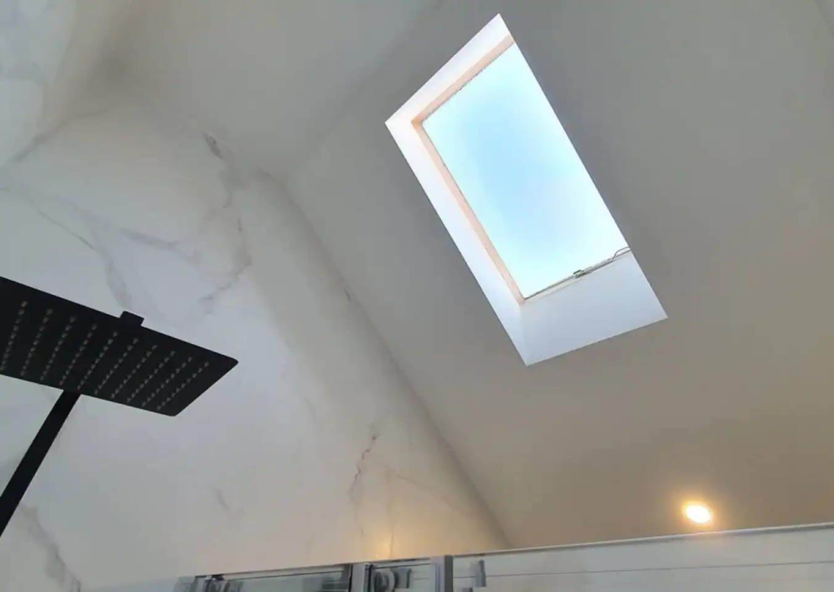 Un tragaluz en una habitación con techo de mármol.