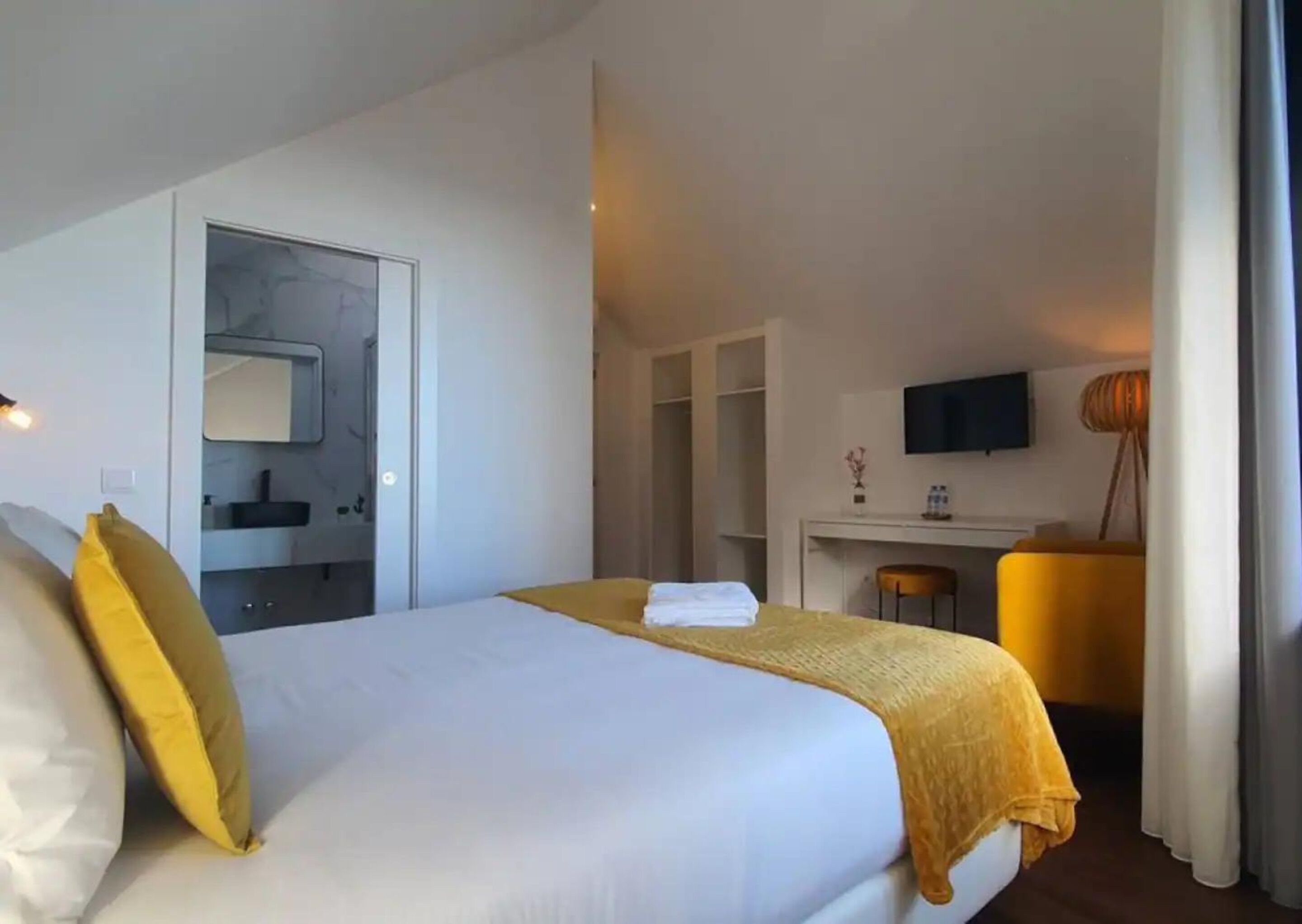 Habitación, 1 habitación, baño privado | 4 habitaciones y ropa de cama 