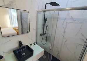 Kamer, 1 slaapkamer, privébadkamer | Badkamer | Een douche, handdoeken, toiletpapier