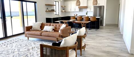 TV connectée, cheminée, écrans d'ordinateur