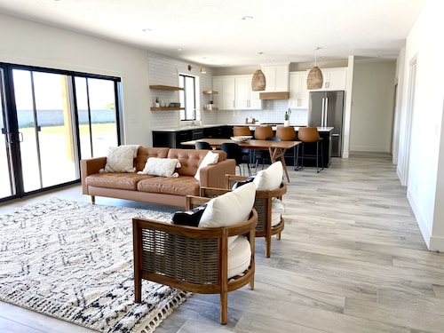 Modern Getaway with Community Pool near Golf, Boating & Gorge Concerts!