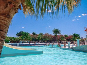 10 piscinas al aire libre, sombrillas, sillones reclinables de piscina