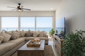 Smart-TV, Bücher, Stereoanlage