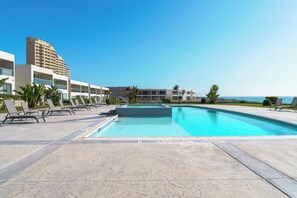 Una piscina techada, una piscina al aire libre