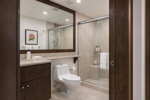 シャワー、ヘアドライヤー、タオル、石鹸