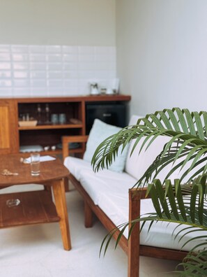 Villa de lujo, 1 cama King size, tina, vista a la alberca | Cocineta privada | Frigobar y cafetera y tetera