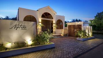 Vista frontal de la propiedad