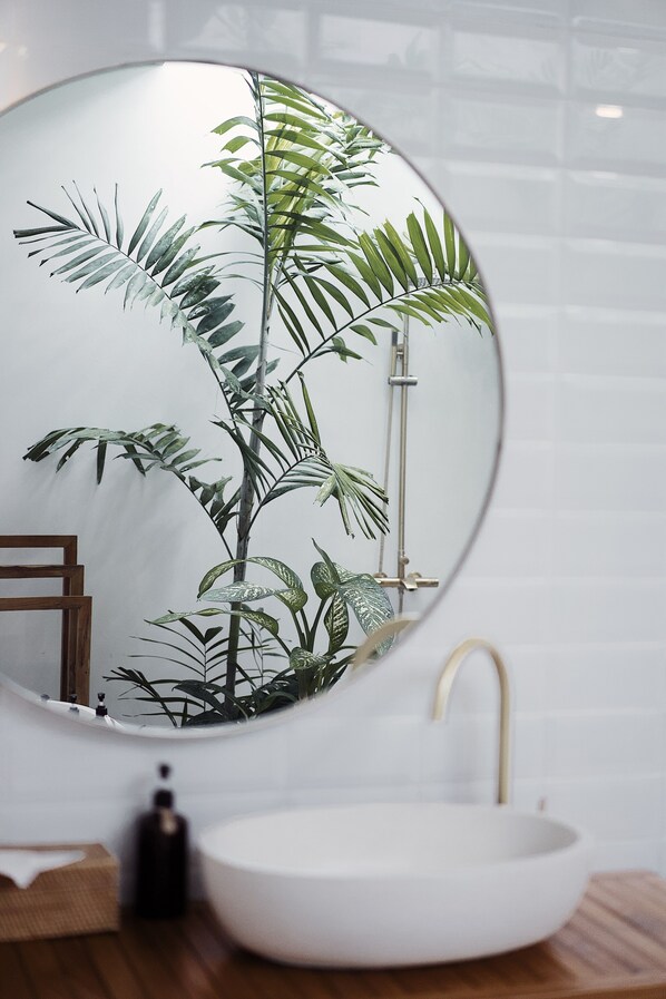 Separate bathtub and shower, rainfall showerhead, designer toiletries - Neptune Studios Lombok (Kuta)