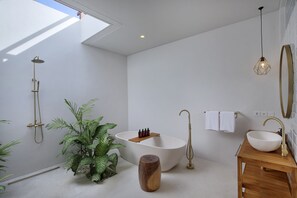 Bañera y ducha independientes, cabezal de ducha tipo lluvia