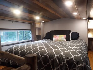 1 bedroom, WiFi, bed sheets - Big Porch Tiny House (Brevard)