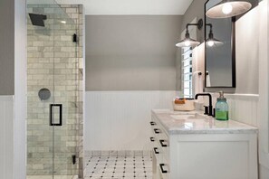 ヘアドライヤー、タオル、石鹸、トイレットペーパー