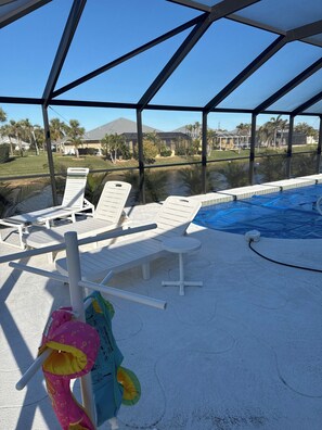 Utendørsbasseng og et oppvarmet basseng