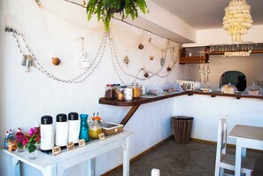 Café da manhã com pratos da culinária local grátis todos os dias