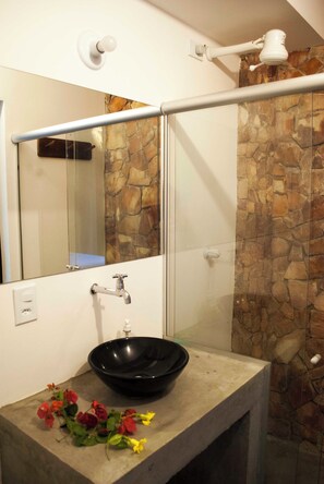 Quarto triplo conforto | Banheiro