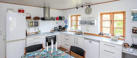 Køleskab, kogeplade, opvaskemaskine