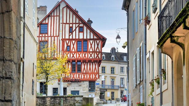 A narrow cobblestone street lined with traditional half-timbered buildings. - 3 bedroom stunning apartment in Autun (Autun)