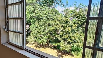 Chambre avec lits jumeaux, 2 lits une place | Vue sur le jardin