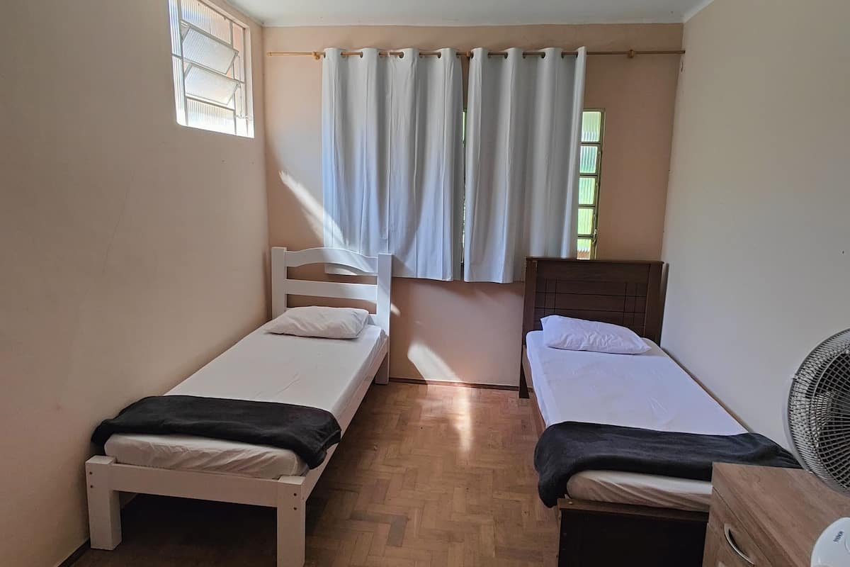 Habitación básica con 2 camas individuales, 2 camas individuales | Wifi gratis y ropa de cama