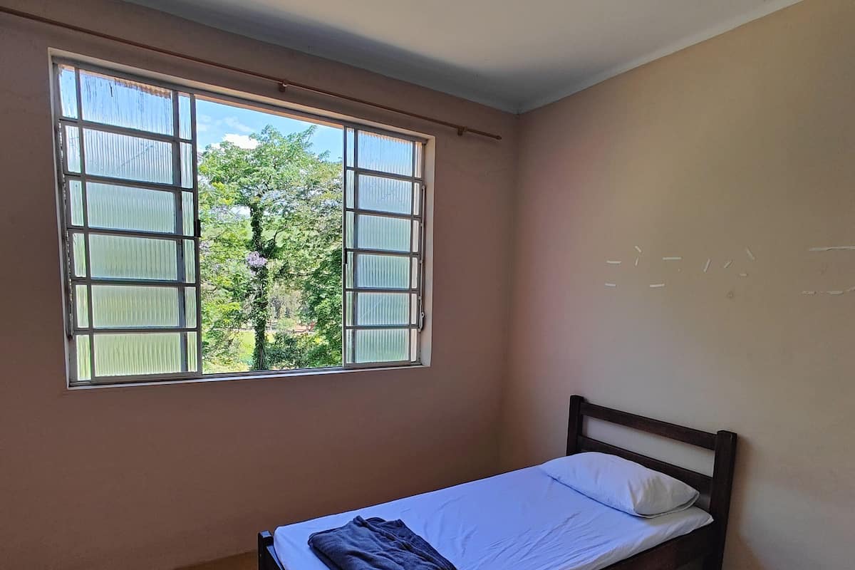 Habitación básica con 2 camas individuales, 2 camas individuales | Wifi gratis y ropa de cama
