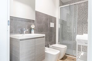 Shower, hair dryer, bidet, towels - Hostmate - Milano - Pirelli Suite -Porta Nuova  (Milano)