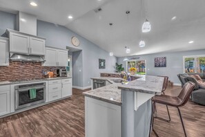 Fridge, microwave, oven, stovetop - Treehouse Retreat • Hot Tub • Game Room •River Fun (Bend)