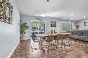 Dining - Treehouse Retreat • Hot Tub • Game Room •River Fun (Bend)