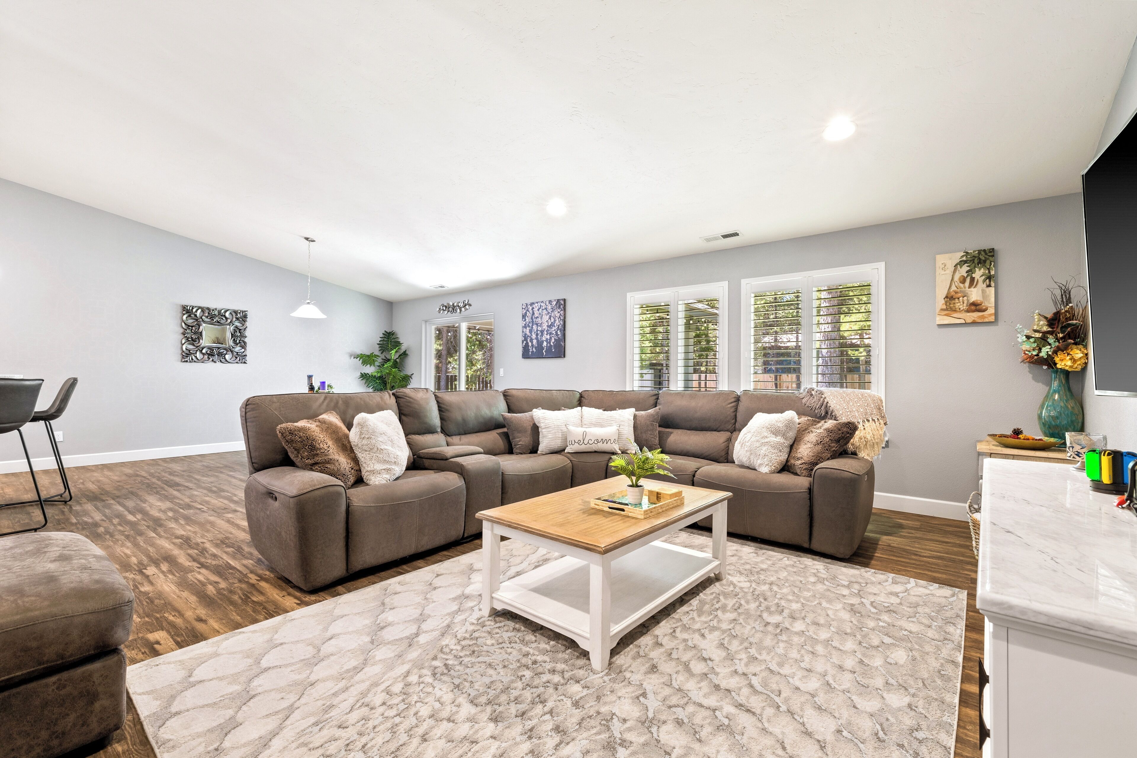 Smart TV, fireplace, video games, table tennis