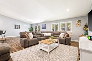 Smart TV, fireplace, video games, table tennis - Treehouse Retreat • Hot Tub • Game Room •River Fun (Bend)