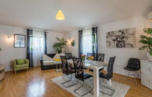 Dining - Stunning home in Vodnjan with kitchen (Vodnjan)