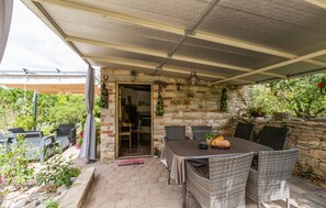 Outdoor dining - Stunning home in Vodnjan with kitchen (Vodnjan)