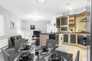 Refrigerador, microondas, horno y lavavajillas 