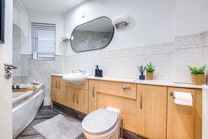 Regadera, toallas, jabón, shampoo 