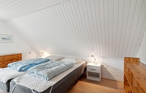 4 bedrooms, travel crib, free WiFi - Cozy home in Samsø with kitchen (Samsø)