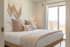 3 slaapkamers, een bureau, een strijkplank/strijkijzer, reisbedje