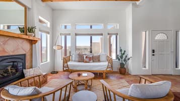 Smart TV, caminetto, tavolo da ping pong, libri