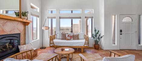 スマートテレビ、暖炉、卓球台、書庫